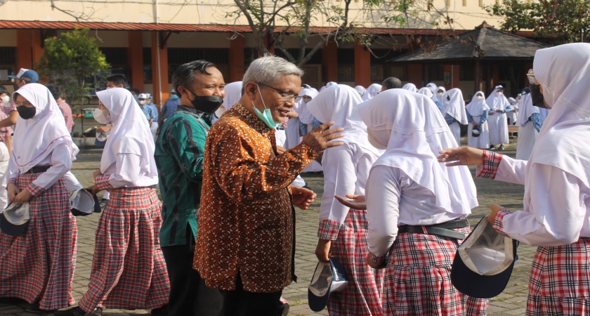 Apel Pagi Dalam Rangka Perpisahan Purna Tugas Guru dan Pindah Tugas Tenaga Kependidikan